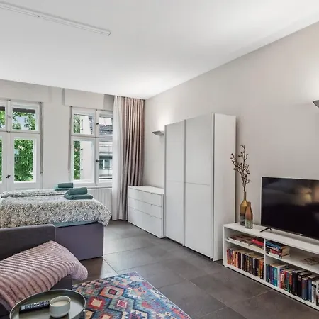 Modernes Mit Kamin Und Doppelbalkon Διαμέρισμα
