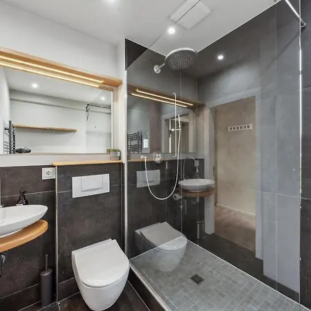Modernes Mit Kamin Und Doppelbalkon